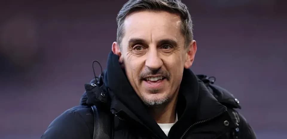 Homme souriant en manteau noir sur le terrain
