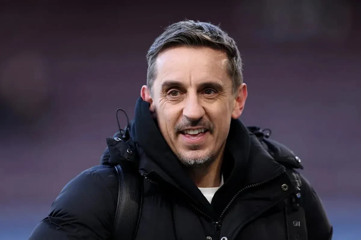 Homme souriant en manteau noir sur le terrain