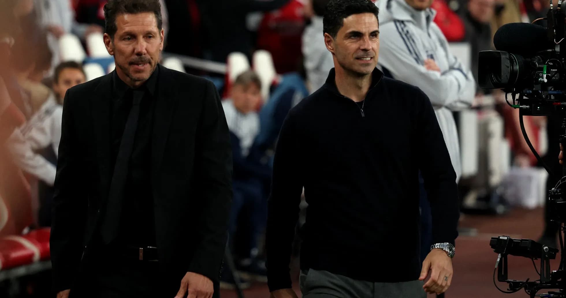 Deux entraîneurs marchant sur le bord du terrain