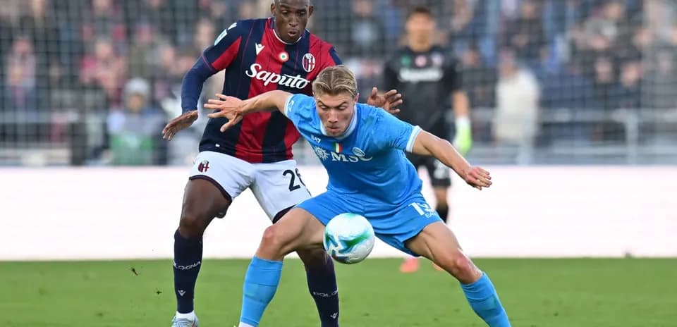 Deux joueurs se battent pour le ballon