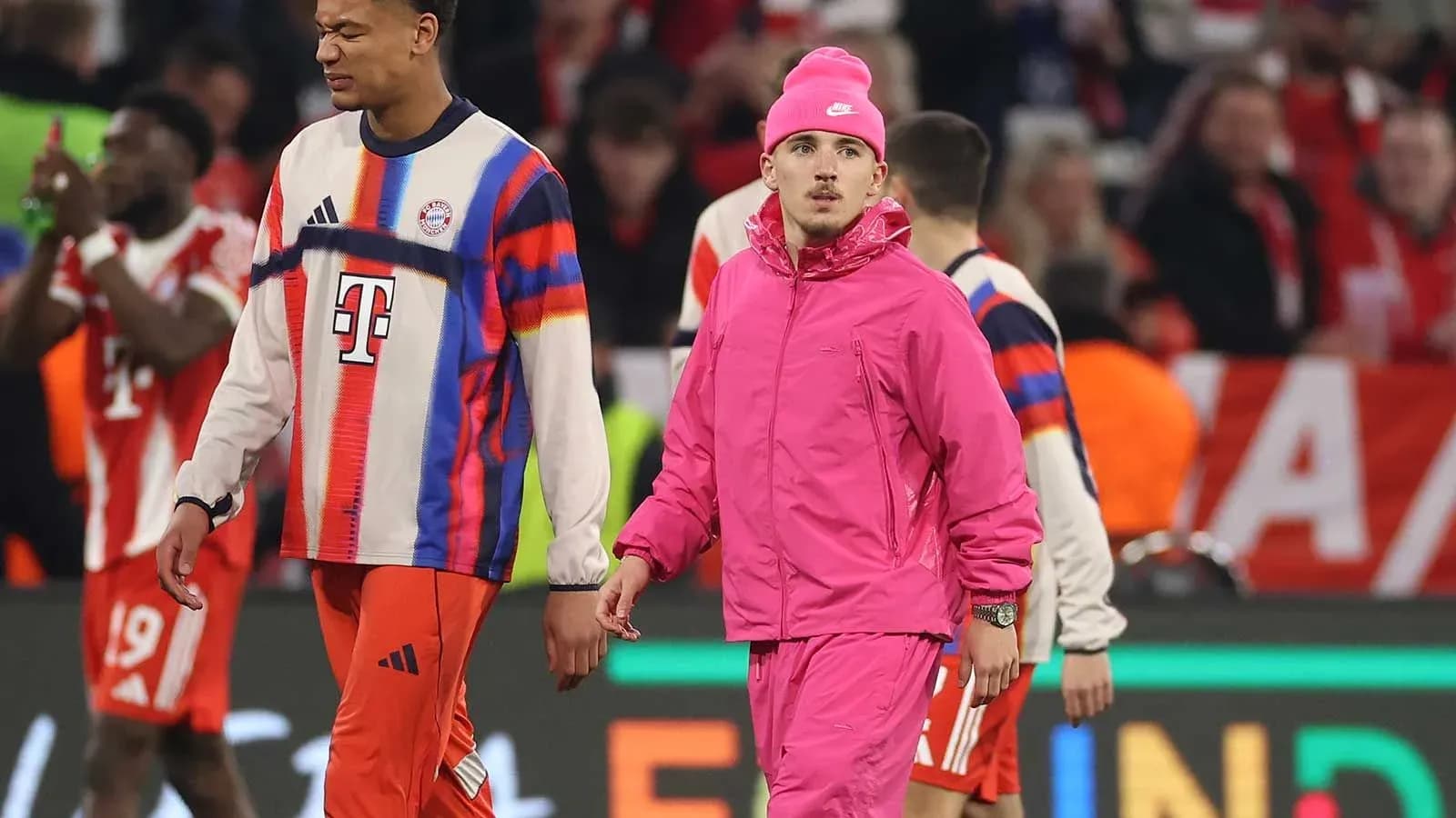 Joueurs de Bayern Munich quittant le terrain après le match