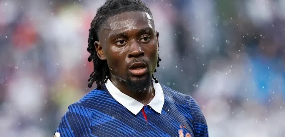 Joueur de football en maillot bleu sous la pluie