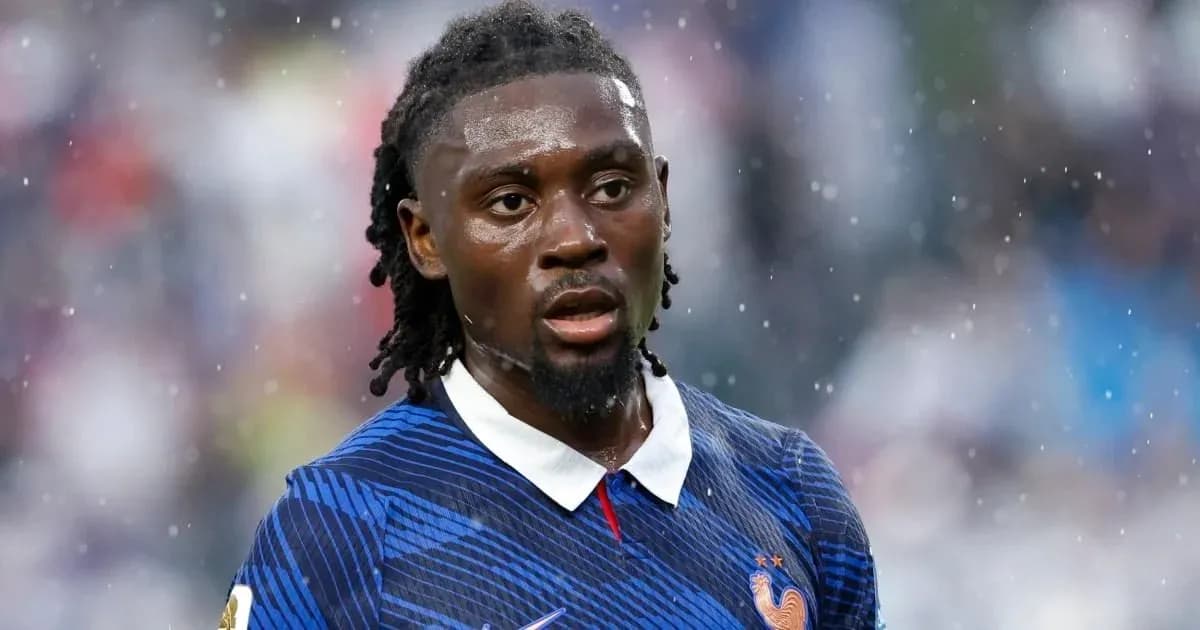 Joueur de football en maillot bleu sous la pluie