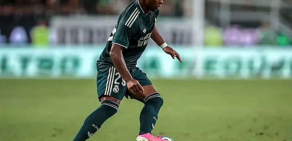 Joueur dribblant avec le ballon sur le terrain