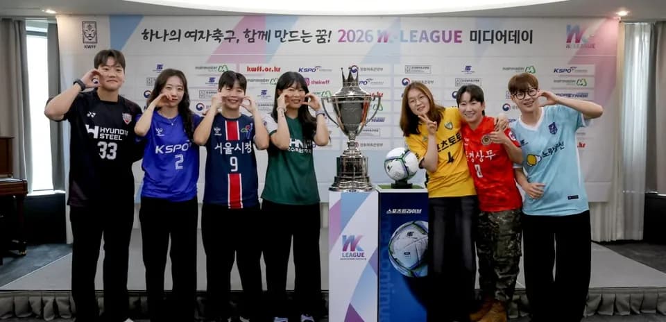 Joueurs de la W-League avec le trophée