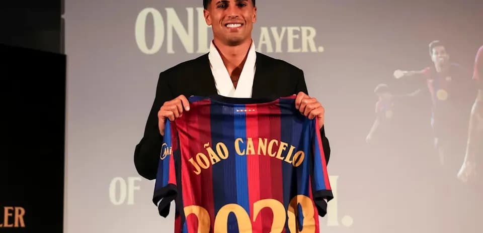 João Cancelo présente son maillot du FC Barcelone