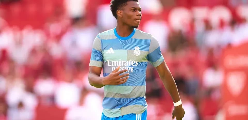 Joueur de Real Madrid marchant sur le terrain