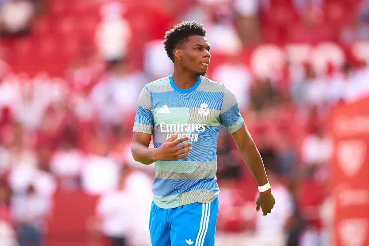Joueur de Real Madrid marchant sur le terrain