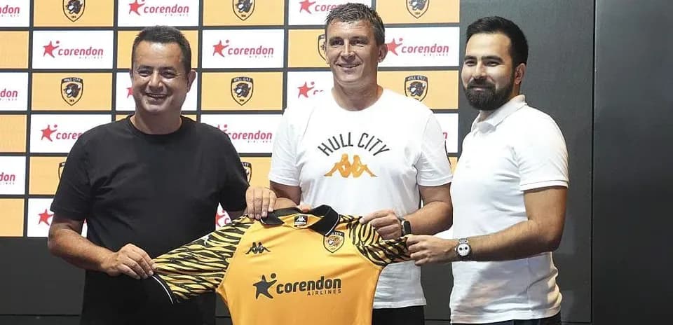 Annonciation du nouvel entraîneur avec maillot de Hull City