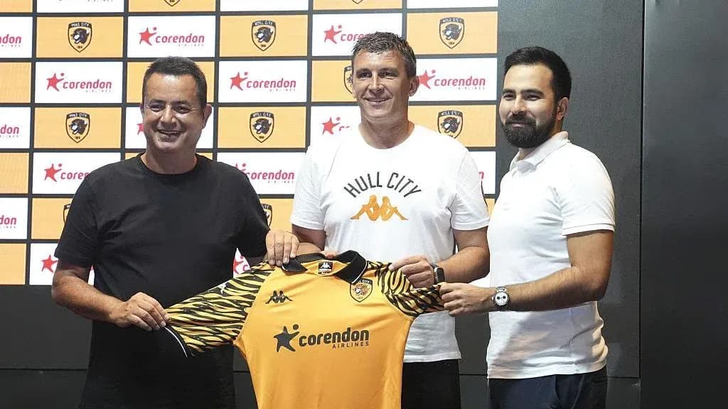 Annonciation du nouvel entraîneur avec maillot de Hull City