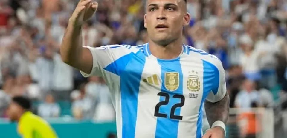 Joueur argentin célébrant un but lors d'un match