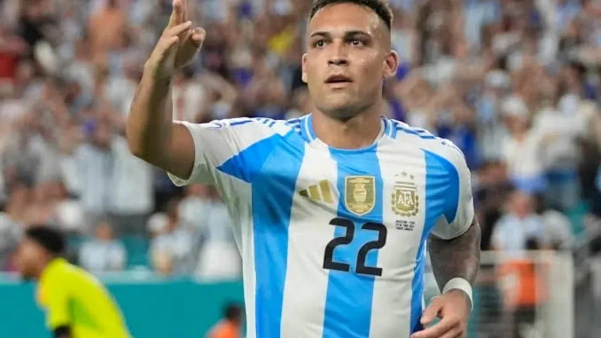 Joueur argentin célébrant un but lors d'un match