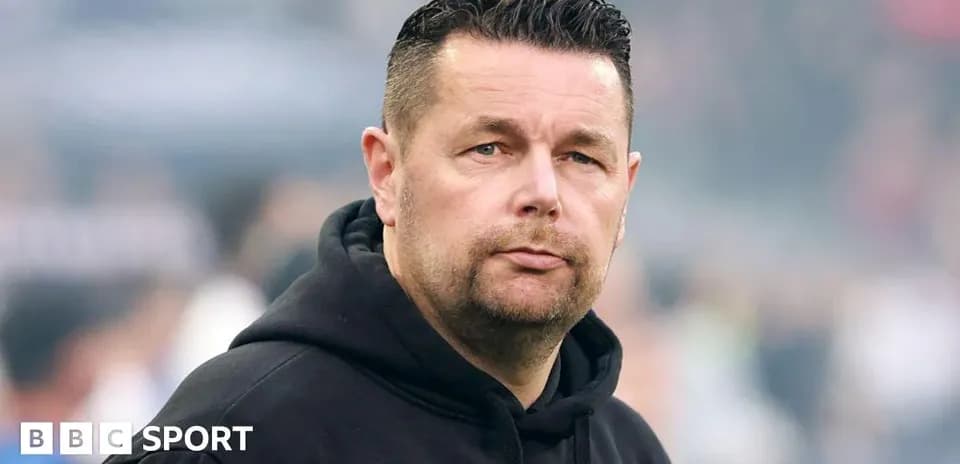 Entraîneur observant le match depuis la ligne de touche