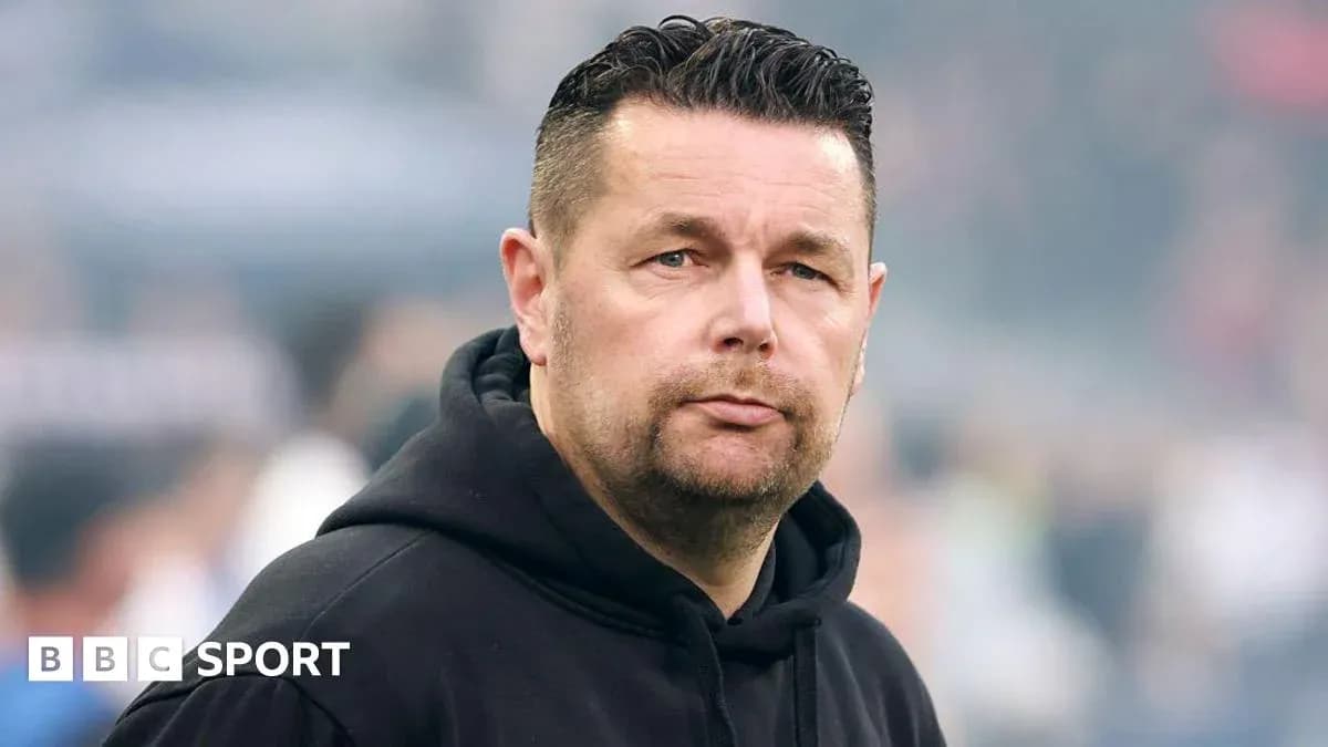 Entraîneur observant le match depuis la ligne de touche