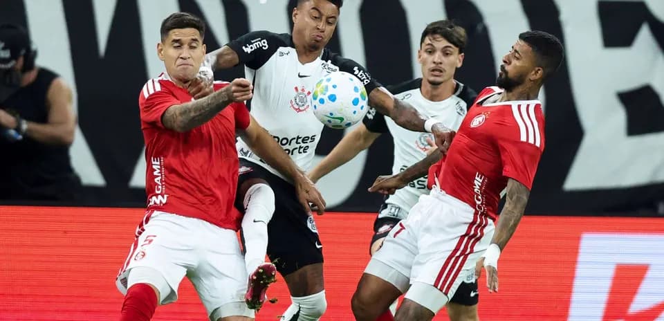 Deux joueurs luttent pour le ballon pendant le match
