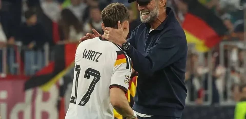 Joueur allemand Wirtz avec entraîneur après le match