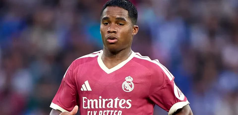 Joueur de football en maillot du Real Madrid en action