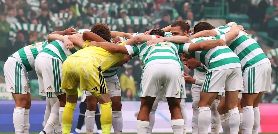 Équipe en cercle avant le début du match