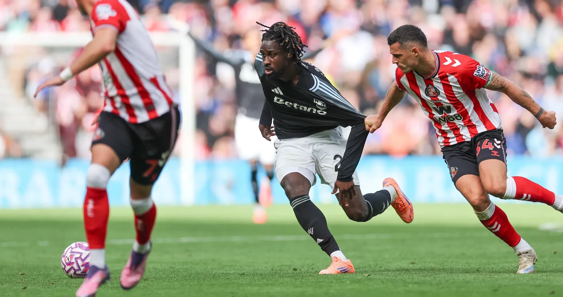 Joueur d'Aston Villa en course avec un défenseur de Sunderland