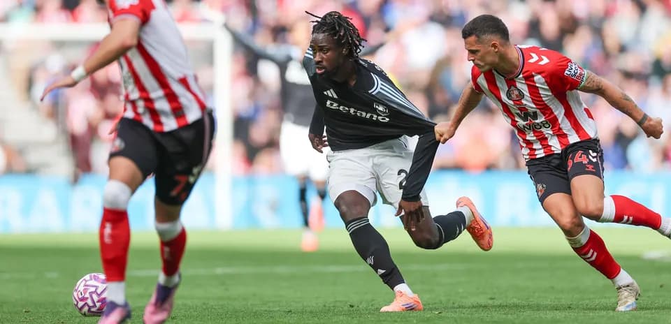 Joueur d'Aston Villa en course avec un défenseur de Sunderland