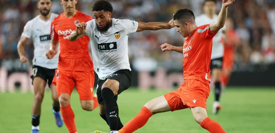 Joueurs de la Real Sociedad et Valence en action