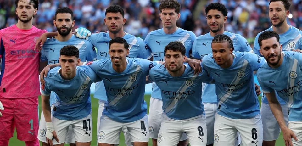 Joueurs de Manchester City posant pour photo d'équipe