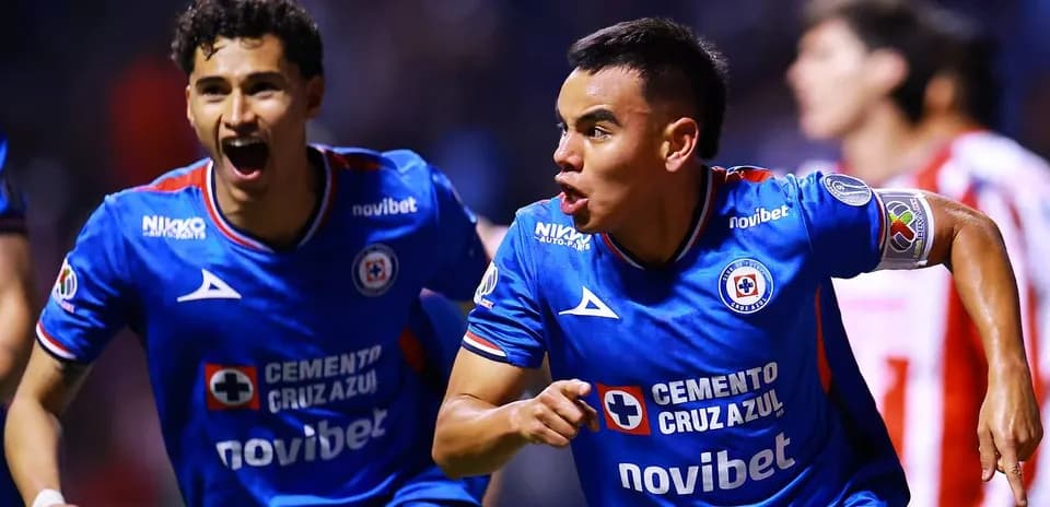 Joueurs de Cruz Azul célébrant un but
