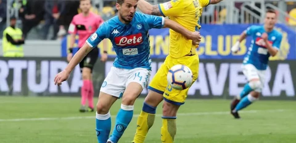Joueur de Naples en duel avec un joueur de Frosinone