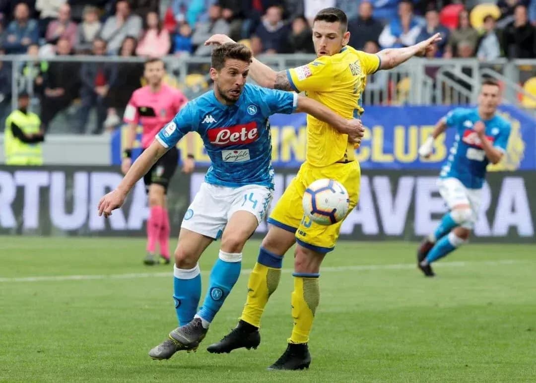 Joueur de Naples en duel avec un joueur de Frosinone