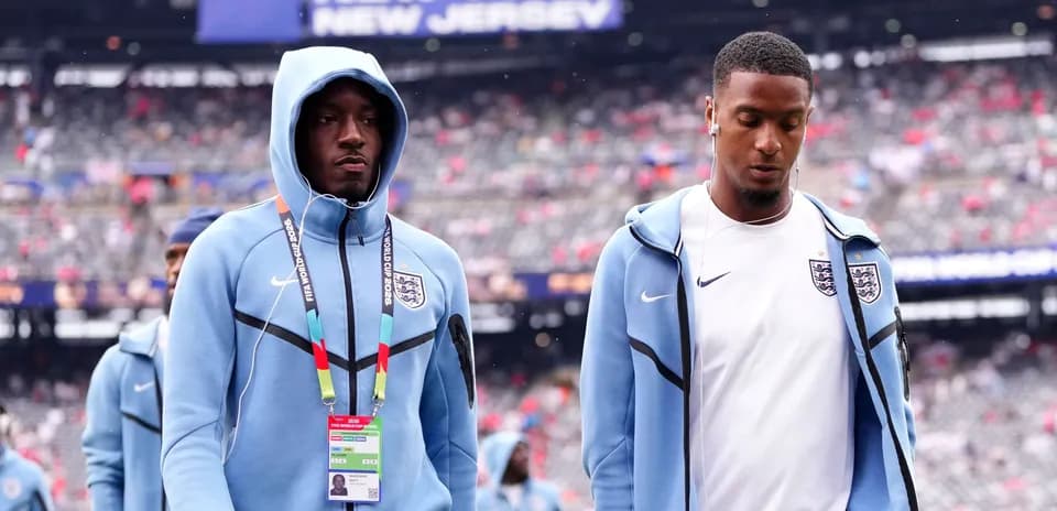 Joueurs anglais entrant sur le terrain avant le match