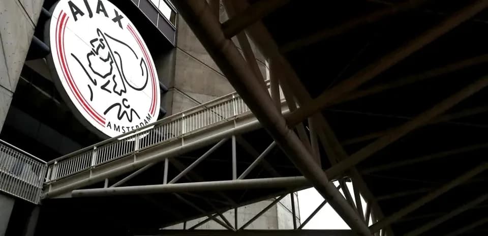 Logo d'Ajax Amsterdam sur le bâtiment