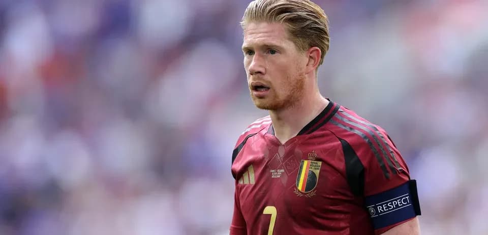 Joueur belge en tenue rouge sur le terrain
