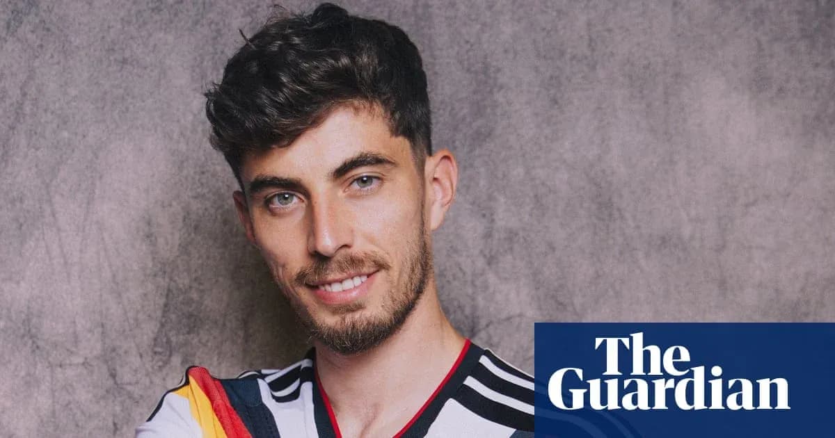 Joueur souriant portant un maillot de l'équipe nationale