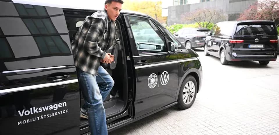 Un joueur sortant d'un véhicule Volkswagen