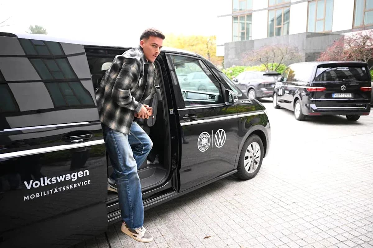 Un joueur sortant d'un véhicule Volkswagen