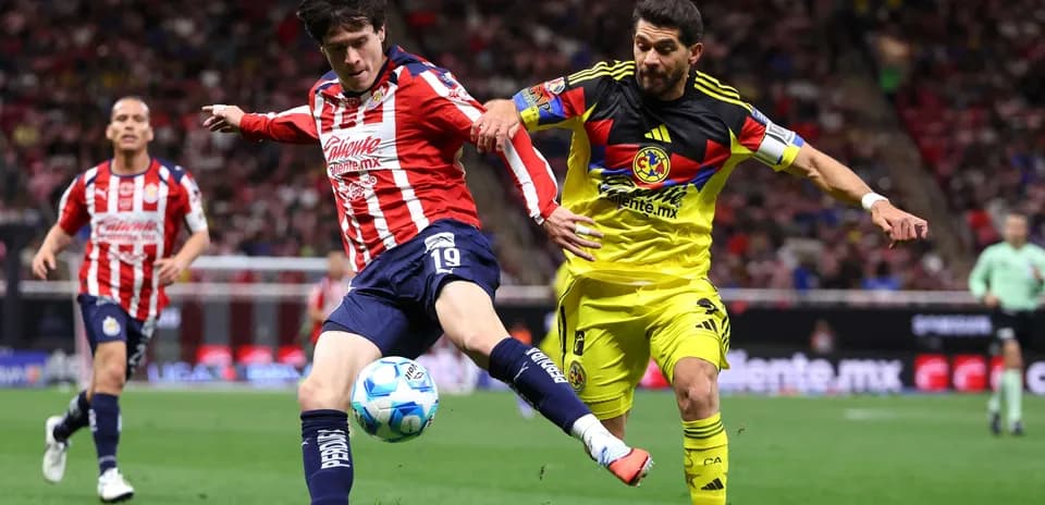 Joueurs de Club America et Chivas en action