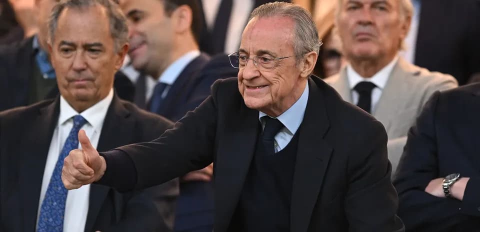 Homme souriant faisant un pouce levé en tribune