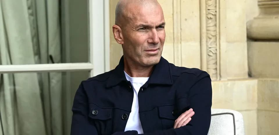 Homme assis avec les bras croisés, regard pensif