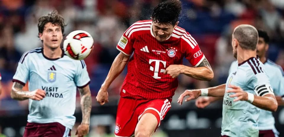 Joueur de Bayern Munich en train de frapper le ballon