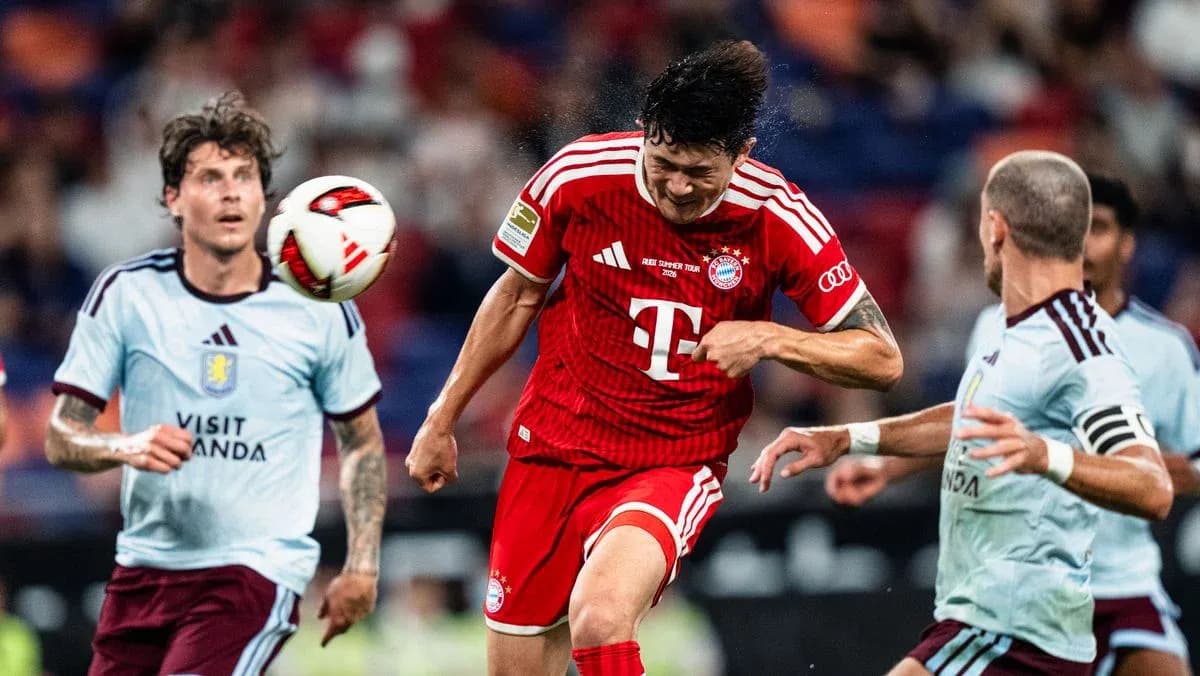 Joueur de Bayern Munich en train de frapper le ballon