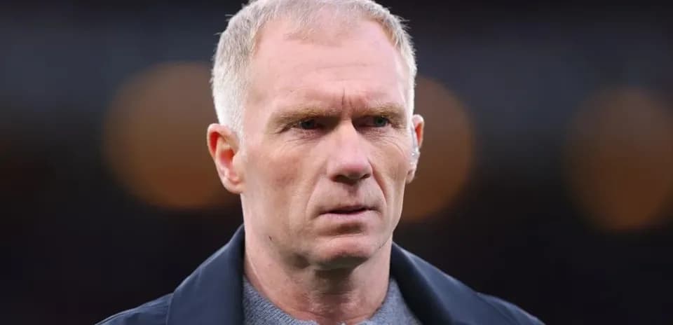 Entraîneur observant le match depuis la touche