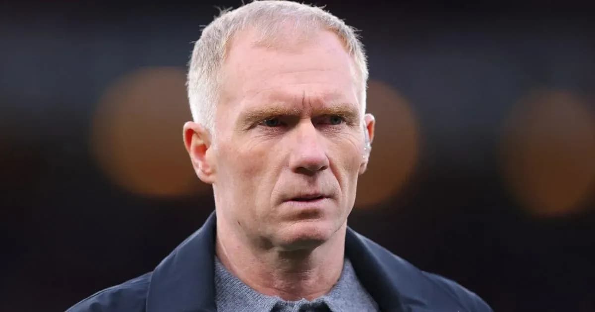 Entraîneur observant le match depuis la touche