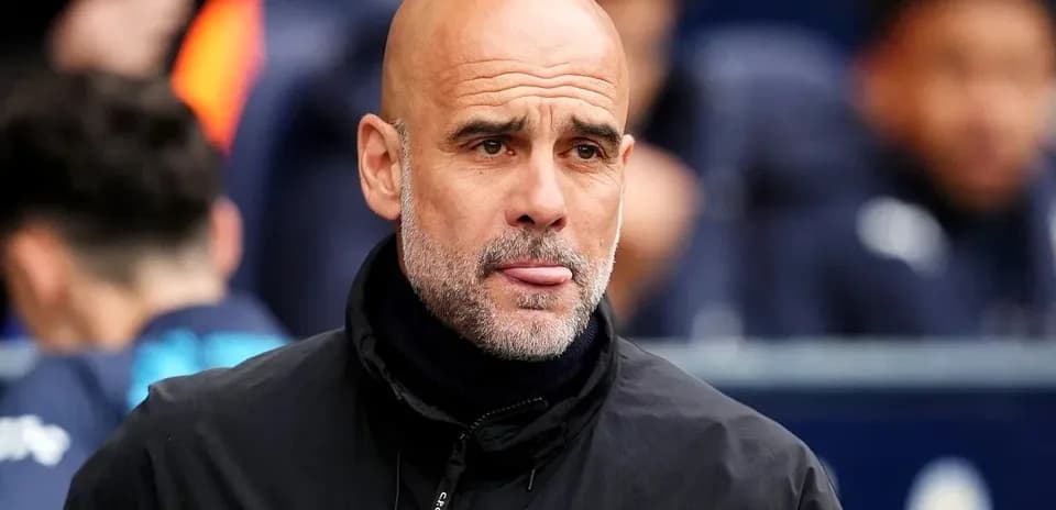 Entraîneur observant le match depuis le banc