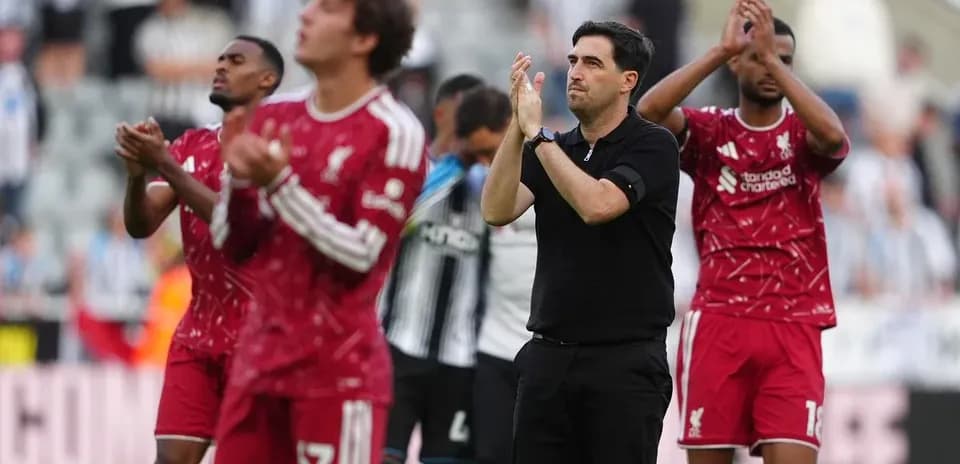 Joueurs de Liverpool applaudissant après le match