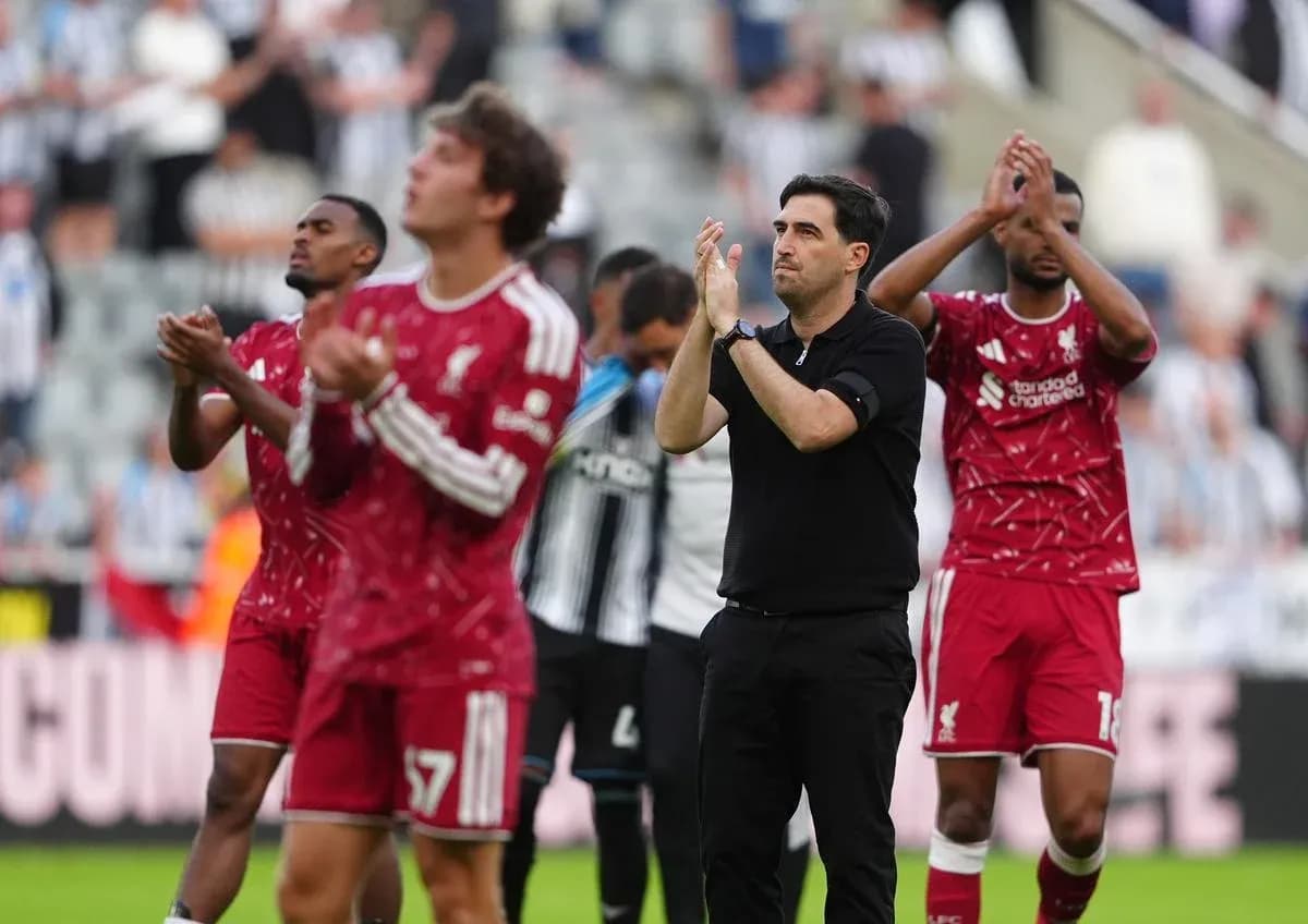 Joueurs de Liverpool applaudissant après le match
