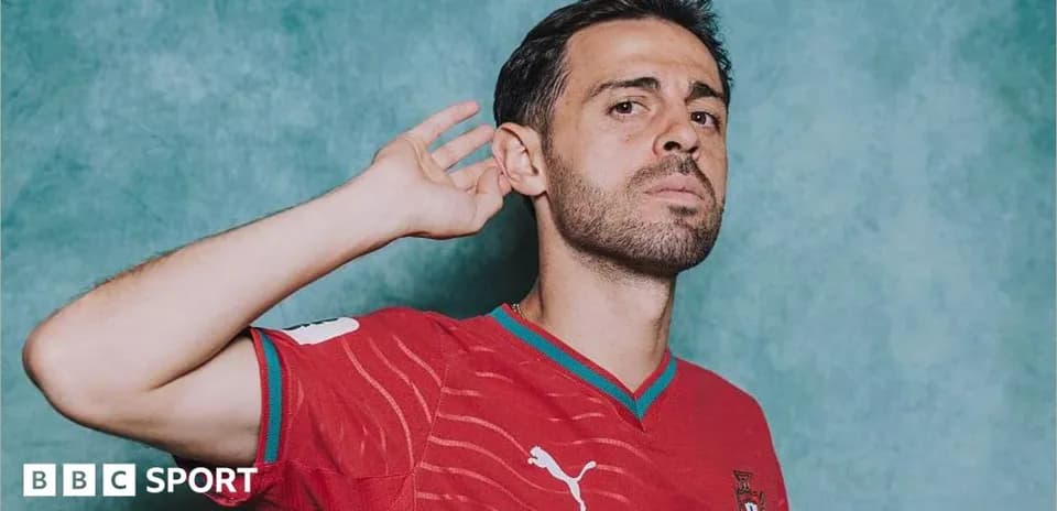 Joueur en maillot rouge du Portugal posant pour photo