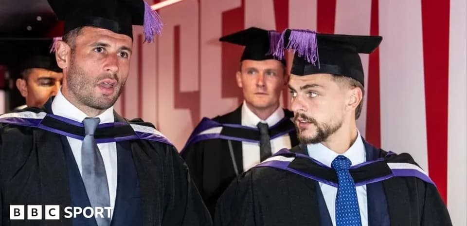 Trois diplômés en toges lors d'une cérémonie