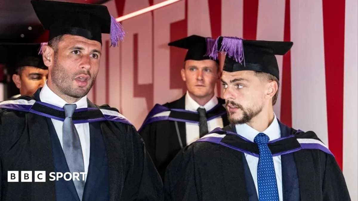 Trois diplômés en toges lors d'une cérémonie