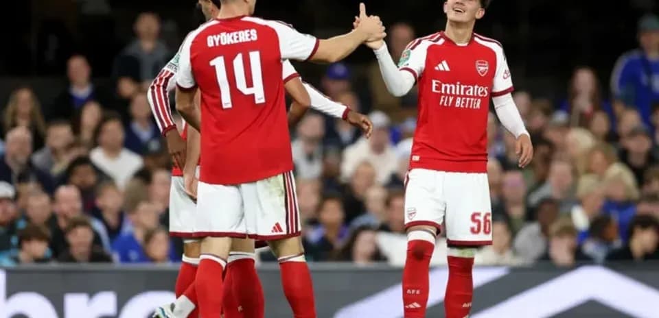 Joueurs d'Arsenal se félicitant lors du match
