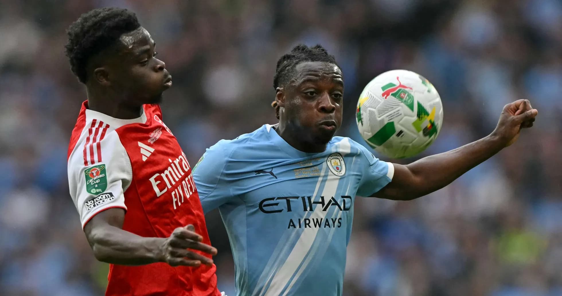 Deux joueurs se disputent le ballon pendant le match